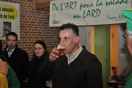 Sylvain savoure la bière de pissenlit